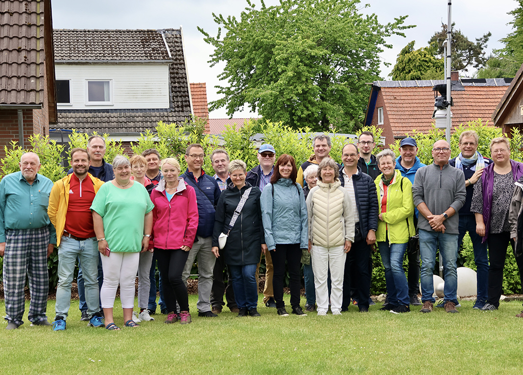 ReH Treffen 2025 in Ostfriesland bzw. Friesland (Jever), Gruppenbild an der Wetterstation in Wittmund-Abens, Foto: Siemens