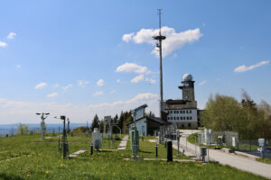 Das Meteorologische Observatorium Hohenpeißenberg ist die älteste Bergwetterwarte der Welt und befindet sich auf dem Hohen Peißenberg in Bayern. Die Station zeichnet seit 1781 ununterbrochen Wetterdaten auf und ist damit eine wichtige Quelle für die Klimaforschung. Foto © Hans-Martin Goede 2016
